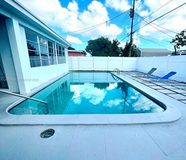 Building Photo - 7904 Miramar Pkwy