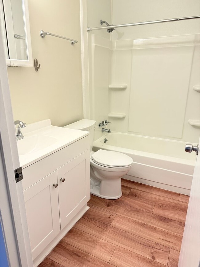 Building Photo - 3 Bedroom, 1.5 bathroom, Mount Carmel Subdivision! $1450 per month