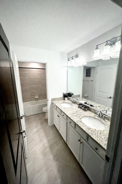 Building Photo - 14598 Cantabria Dr