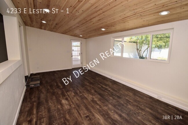 Building Photo - Modern and Spacious 3 Bed 2 Bath with Desi...