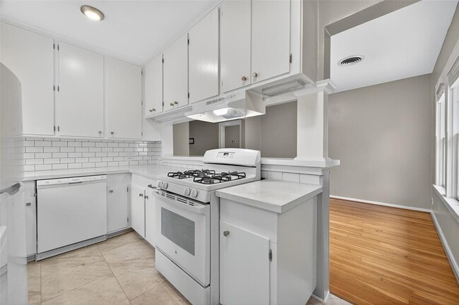 Building Photo - 2343 Wroxton Rd