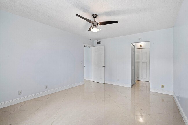 Building Photo - 204 Foxtail Dr