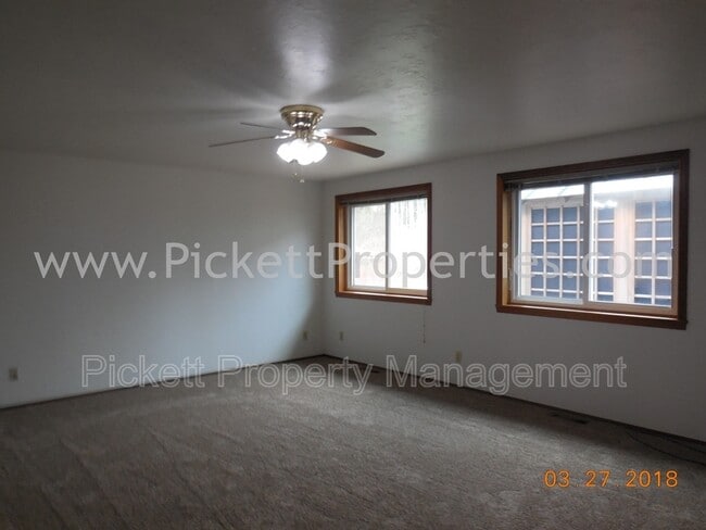 Building Photo - 1715 NW Saenz Ln