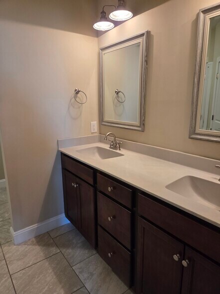 Building Photo - 3909 Granada Dr