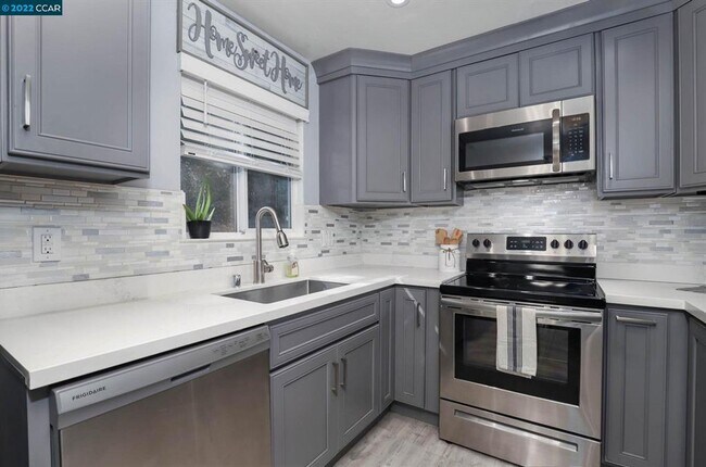 Building Photo - Clean/Remodeled 3 Bedroom 2 Bath with Large  Lot