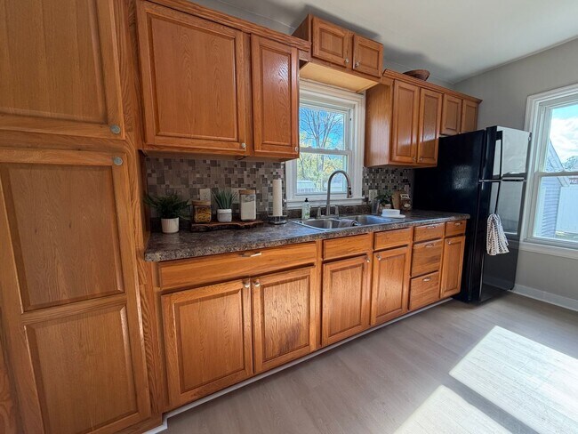 Building Photo - Remodeled 3 bed, 1 bath home for rent in E...