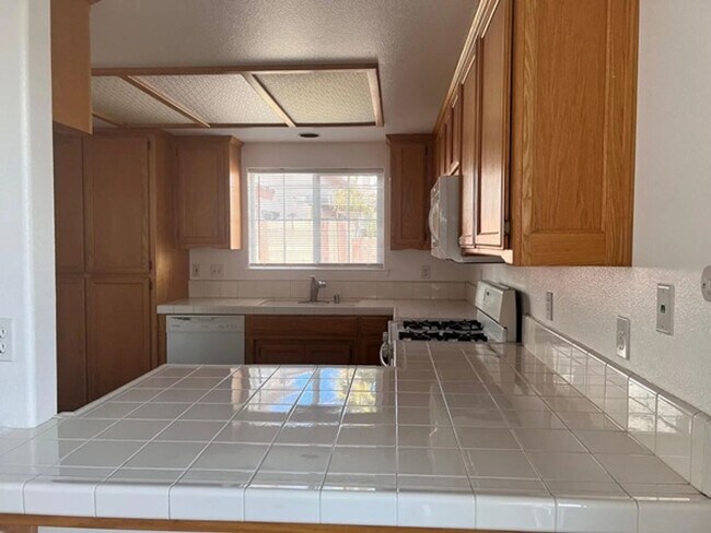 Building Photo - 3 Bedroom, 1 Bath Home with attached 2 car garage