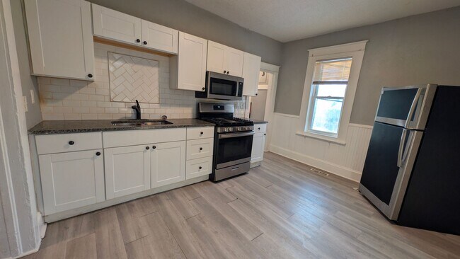 Building Photo - Come home to this great single family home with tons of charm and a beautiful yard