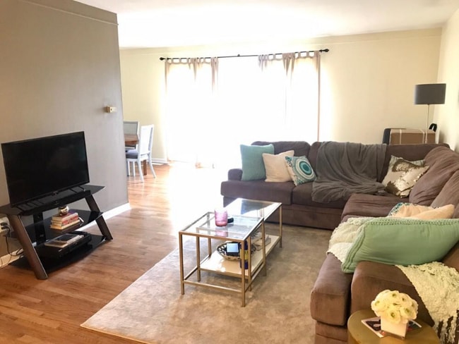 Primary Photo - 426 N Fox Hills Dr