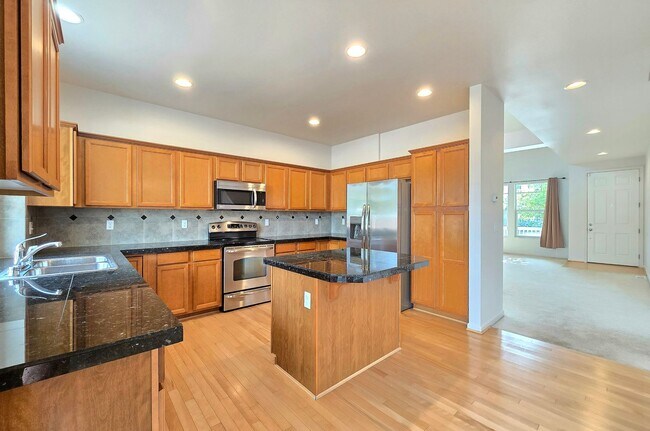Building Photo - Charming Single Family 4 Bed/2.5 Bath Home...