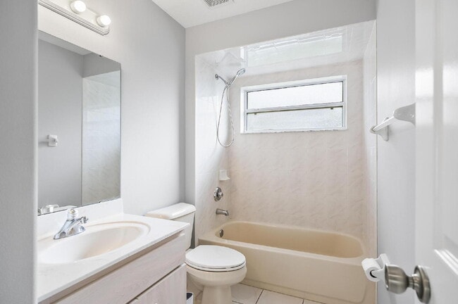 Building Photo - Palm Harbor Pool Home