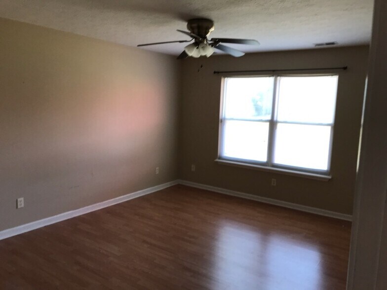 Building Photo - 205 Fox Run Rd