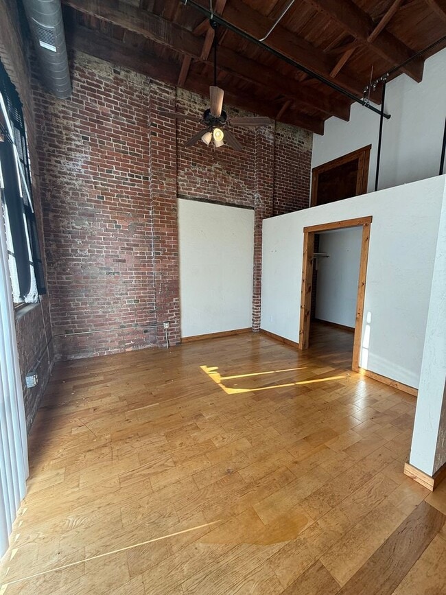 Building Photo - Spacious 1 bedroom 1 bathroom loft AVAILABLE NOW!
