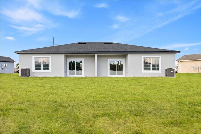 Building Photo - 716 Desmoines Dr
