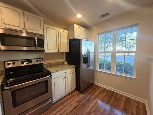 Building Photo - Updated & Spacious Two Bedroom Townhouse!