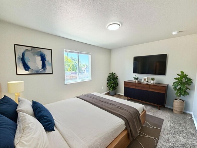 Building Photo - Two-Level 2BR with Fenced Yard & Washer/Dryer Hookups