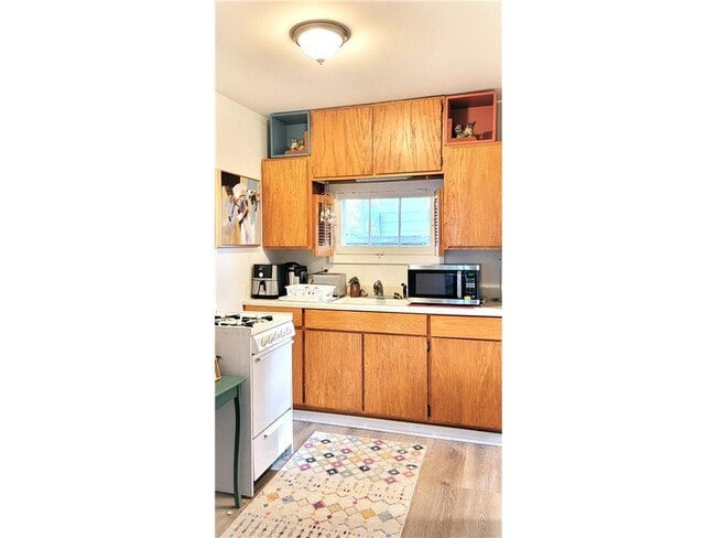 Building Photo - 2335 Hemlock Ln N