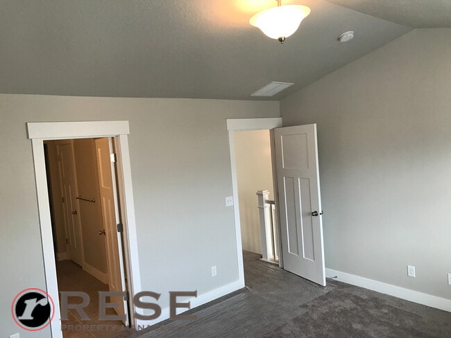 Building Photo - Beautiful Edge Townhome in Bluffdale