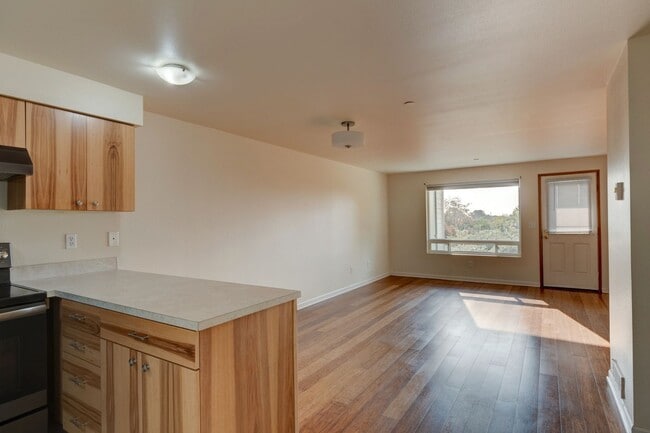 Building Photo - 2 bedroom/2 bathroom: Ground-Floor Condo with Partial Water View