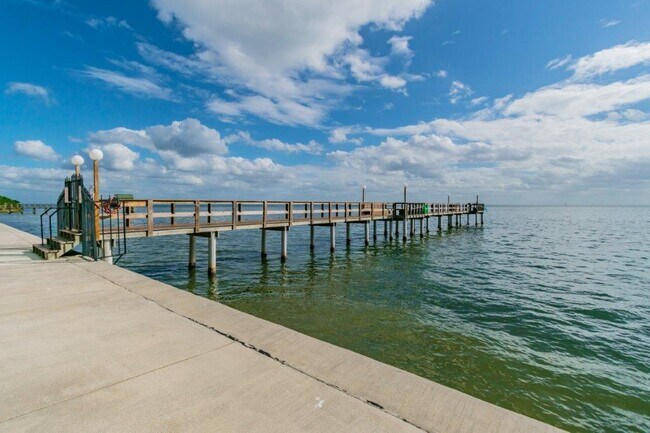 Building Photo - 650 Pinellas Point Dr S