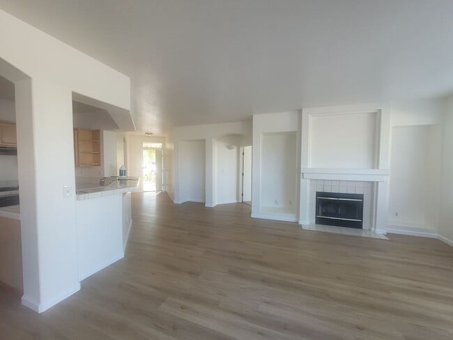 Building Photo - Solar electric home in the Laguna area of Elk Grove