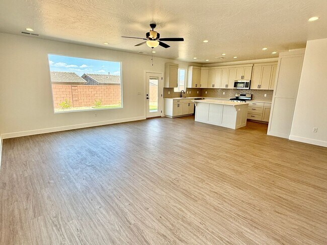 Building Photo - BRAND NEW Three Bedroom Townhome in Desert...