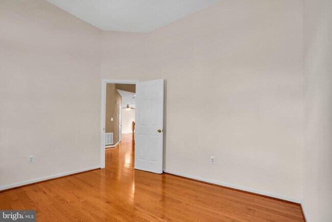 Building Photo - 8142 Tenbrook Dr