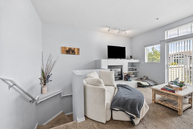 Building Photo - **NO SHOWINGS. WE ALREADY HAVE AN APPLICATION ON THIS CONDO**Cozy, modern, and will be READY TO M...