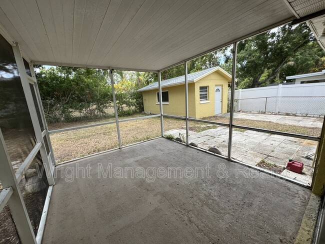 Building Photo - 438 Country Club Dr