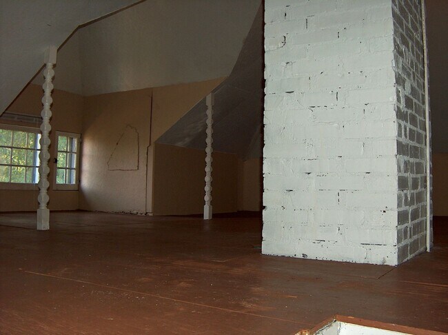Building Photo - 910 N 9th St Rd