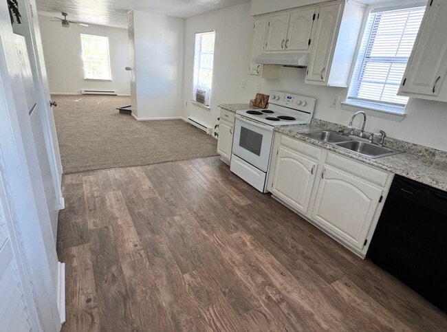 Building Photo - Updated 2nd Floor Duplex, blocks from beach