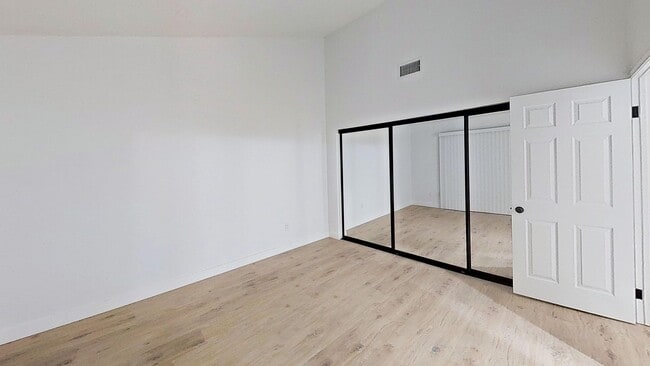 Building Photo - Beautiful & Cozy West Hills Adjacent Condo in Secure Building - MOVE IN READY