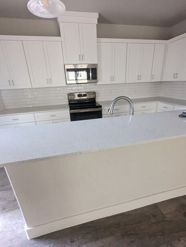 Building Photo - 4/2.5/2 - Beautiful 2 story/ PRIVATE PARKING!! GODLEY ISD