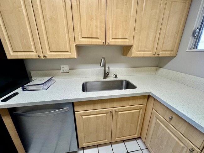 Building Photo - 2/2/1 Beautifully Upgraded unit located at...