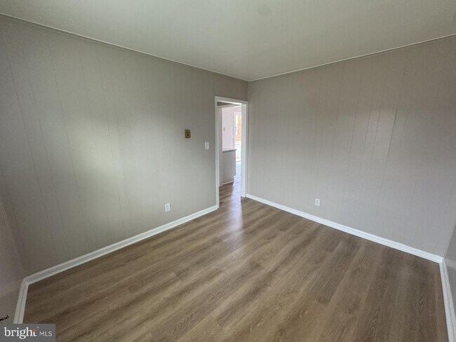 Building Photo - 112 Academy Ave