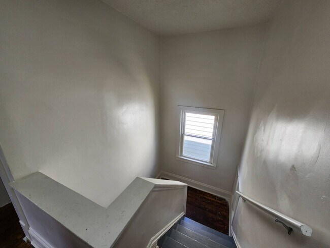 Building Photo - Charming 3-Bedroom Property in Prime Location