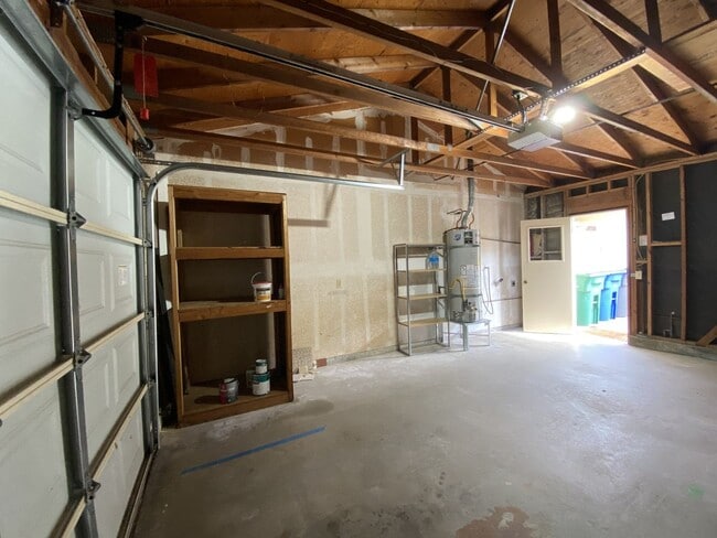 Building Photo - 2+bd/1ba Single Story Duplex Minutes Drive...