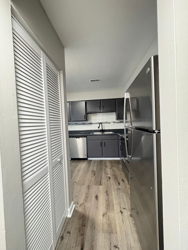 Building Photo - Remington On Rockville Living