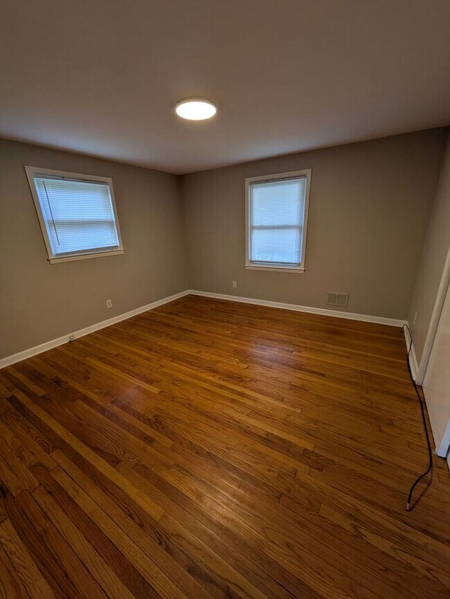 Building Photo - 2BD/1BA Duplex in Hickory
