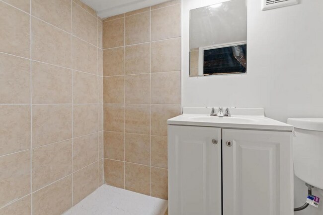 Building Photo - SCORE 1ST MONTH'S RENT FREE IF SIGNED BY DEC 24! Beautiful 2 Bedroom home in South side available...