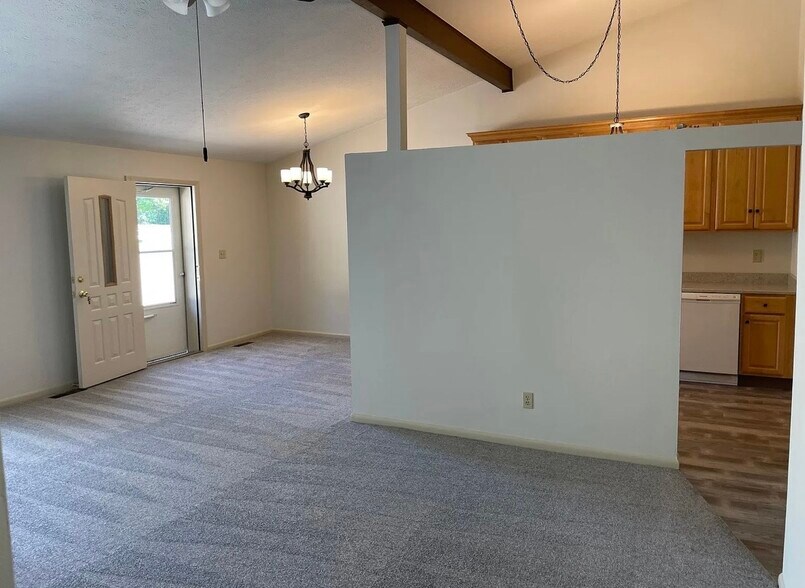 Vaulted ceiling - 8396 N Akins Rd