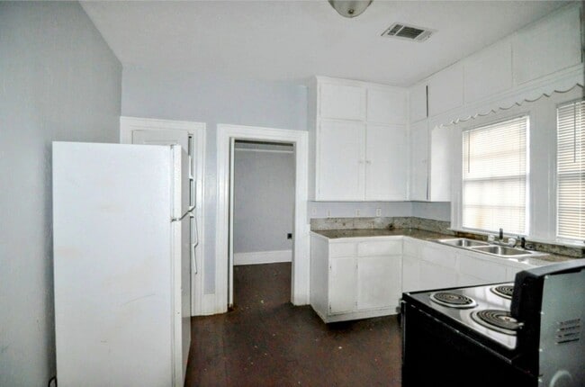 Building Photo - 2030 Madison Ave