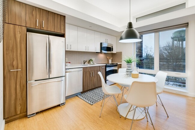 Building Photo - Light & bright 1-bdrm/1-bath condo in desi...