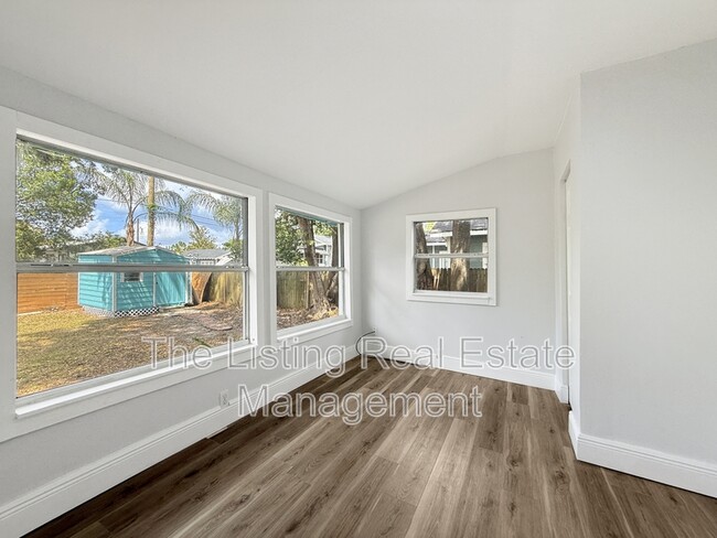 Building Photo - 308 E Hanna Ave