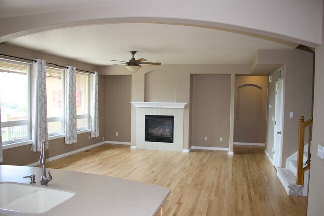 Building Photo - Gorgeous Mountain Views in Great School Di...