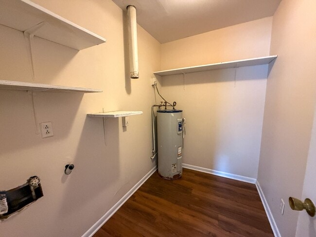 Building Photo - 2 Bedroom 1 Bath Duplex for Rent in Pensac...