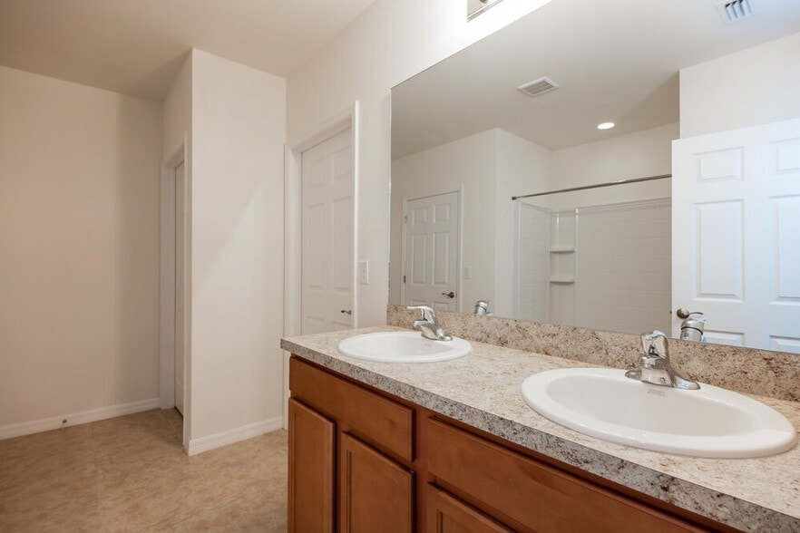 Building Photo - 2520 SW 15th Pl