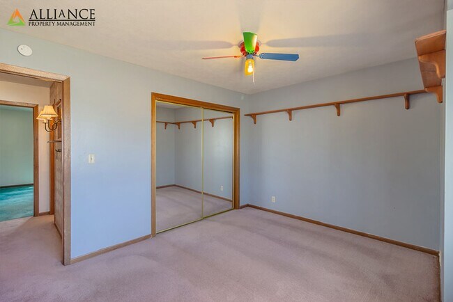 Building Photo - Amazing, Spacious Home! Pet Friendly!