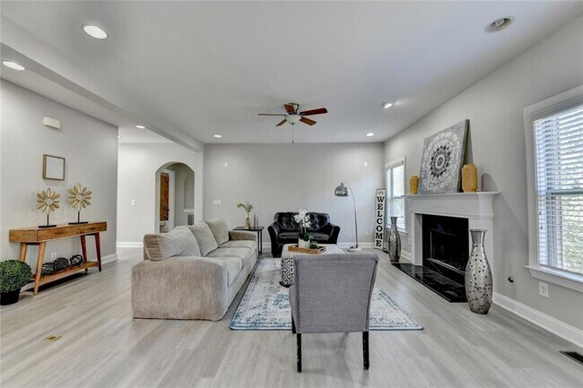 Building Photo - 4805 Shelbourne Dr