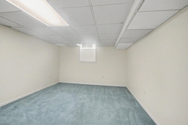 Building Photo - 456 Essex Dr